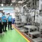 Direktur Utama PLN, Darmawan Prasodjo (kedua dari kiri) saat meninjau area chemical pump di Pembangkit Listrik Tenaga Gas dan Uap (PLTGU) Cilegon, Senin (16/3).