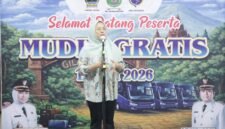 Bupati Banjarnegara, dr Amalia Desiana sedang memberikan sambutan untuk para perantau yang ikut program mudik gratis 2026.(Dok.Kominfo Bna)