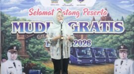 Bupati Banjarnegara, dr Amalia Desiana sedang memberikan sambutan untuk para perantau yang ikut program mudik gratis 2026.(Dok.Kominfo Bna)