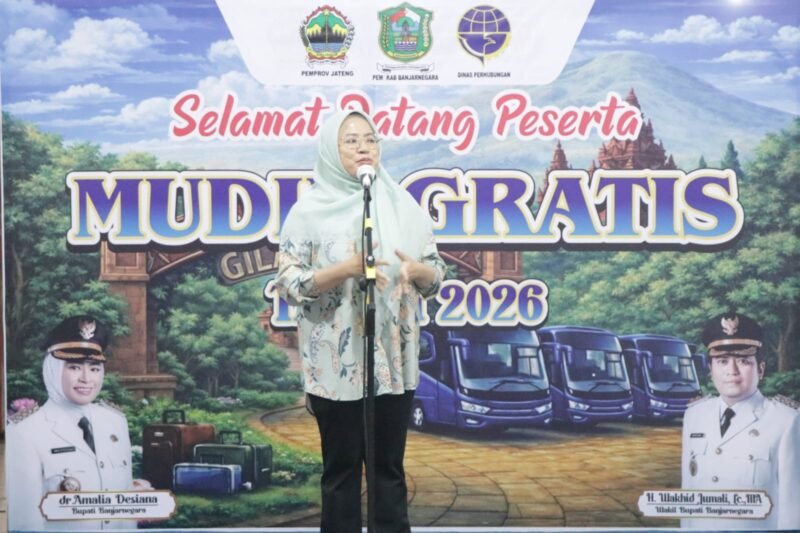 Bupati Banjarnegara, dr Amalia Desiana sedang memberikan sambutan untuk para perantau yang ikut program mudik gratis 2026.(Dok.Kominfo Bna)