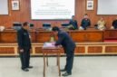 Slamet HS ketua DPRD Banjarnegara saat menandatangani dokumen hasil keputusan RKPD TA 2027 dengan Tursiman Pj Sekda Banjarnegara.(Dok.Kominfo Bna)