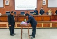 Slamet HS ketua DPRD Banjarnegara saat menandatangani dokumen hasil keputusan RKPD TA 2027 dengan Tursiman Pj Sekda Banjarnegara.(Dok.Kominfo Bna)