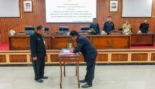 Slamet HS ketua DPRD Banjarnegara saat menandatangani dokumen hasil keputusan RKPD TA 2027 dengan Tursiman Pj Sekda Banjarnegara.(Dok.Kominfo Bna)