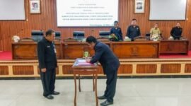 Slamet HS ketua DPRD Banjarnegara saat menandatangani dokumen hasil keputusan RKPD TA 2027 dengan Tursiman Pj Sekda Banjarnegara.(Dok.Kominfo Bna)