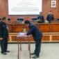 Slamet HS ketua DPRD Banjarnegara saat menandatangani dokumen hasil keputusan RKPD TA 2027 dengan Tursiman Pj Sekda Banjarnegara.(Dok.Kominfo Bna)