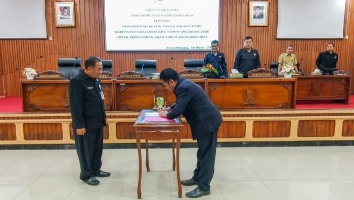 Slamet HS ketua DPRD Banjarnegara saat menandatangani dokumen hasil keputusan RKPD TA 2027 dengan Tursiman Pj Sekda Banjarnegara.(Dok.Kominfo Bna)