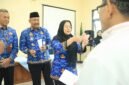 Bupati amalia dan jajaran sedang memberikan santunan untuk korban Pagentan. (Dok. Bas/Berita Fakta)