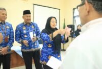 Bupati amalia dan jajaran sedang memberikan santunan untuk korban Pagentan. (Dok. Bas/Berita Fakta)
