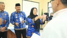 Bupati amalia dan jajaran sedang memberikan santunan untuk korban Pagentan. (Dok. Bas/Berita Fakta)