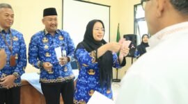Bupati amalia dan jajaran sedang memberikan santunan untuk korban Pagentan. (Dok. Bas/Berita Fakta)