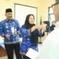 Bupati amalia dan jajaran sedang memberikan santunan untuk korban Pagentan. (Dok. Bas/Berita Fakta)