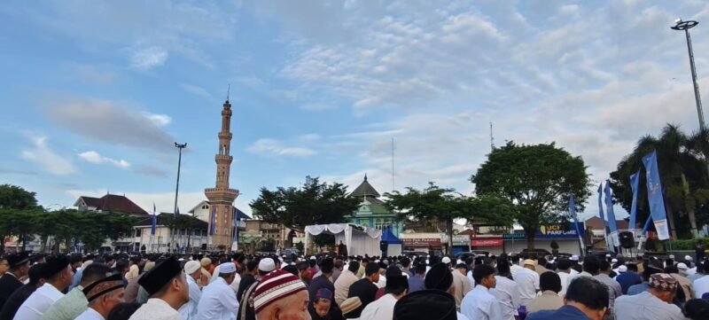 Ribuan Umat Muslim di Banjarnegara hari ini melaksanakan sholat Ied di Alun-alun kota Banjarnegara .(foto/ahr)