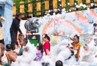 salah satu wahana bermain anak anak di Desa Wisata Dawuhan adalah mandi busa.(Dok.Kominfo Bna)