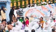 salah satu wahana bermain anak anak di Desa Wisata Dawuhan adalah mandi busa.(Dok.Kominfo Bna)