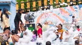 salah satu wahana bermain anak anak di Desa Wisata Dawuhan adalah mandi busa.(Dok.Kominfo Bna)