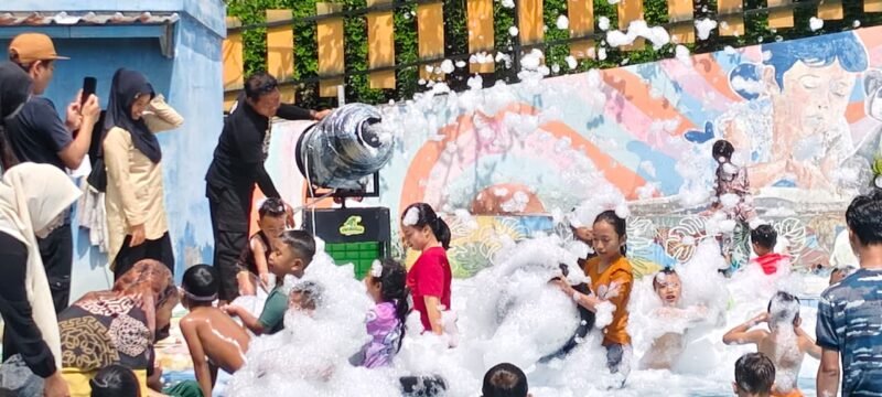salah satu wahana bermain anak anak di Desa Wisata Dawuhan adalah mandi busa.(Dok.Kominfo Bna)