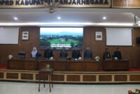 Bupati Amalia Desiana dan Ketua DPRD Banjarnegara Slamet SM beserta anggotanya saat akan memulai rapat Paripurna dengan di awali menyanyikan lagu Indonesia Raya.(Dok.Kominfo Bna)