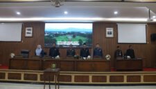 Bupati Amalia Desiana dan Ketua DPRD Banjarnegara Slamet SM beserta anggotanya saat akan memulai rapat Paripurna dengan di awali menyanyikan lagu Indonesia Raya.(Dok.Kominfo Bna)