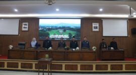Bupati Amalia Desiana dan Ketua DPRD Banjarnegara Slamet SM beserta anggotanya saat akan memulai rapat Paripurna dengan di awali menyanyikan lagu Indonesia Raya.(Dok.Kominfo Bna)