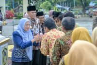 Acara seremoni dalam Suasana idul fitri, Bupati Amalia Desiana, Wabup Wachid Jumali, Pj Sekda Tursiman sedang bersalam salaman dengan segenap OPD dan Karyawan di jajaran Pemkab Banjarnegara di Alun alun kota.(Dok.Kominfo Bna).