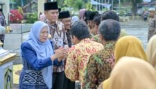 Acara seremoni dalam Suasana idul fitri, Bupati Amalia Desiana, Wabup Wachid Jumali, Pj Sekda Tursiman sedang bersalam salaman dengan segenap OPD dan Karyawan di jajaran Pemkab Banjarnegara di Alun alun kota.(Dok.Kominfo Bna).