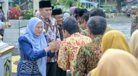 Acara seremoni dalam Suasana idul fitri, Bupati Amalia Desiana, Wabup Wachid Jumali, Pj Sekda Tursiman sedang bersalam salaman dengan segenap OPD dan Karyawan di jajaran Pemkab Banjarnegara di Alun alun kota.(Dok.Kominfo Bna).