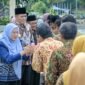 Acara seremoni dalam Suasana idul fitri, Bupati Amalia Desiana, Wabup Wachid Jumali, Pj Sekda Tursiman sedang bersalam salaman dengan segenap OPD dan Karyawan di jajaran Pemkab Banjarnegara di Alun alun kota.(Dok.Kominfo Bna).