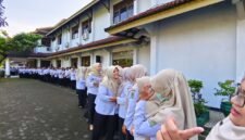 Keterangan Foto: Suasana para ASN Pemkab Banjarnegara,sedang laksanakan apel pagi sehabis libur Idul Fitri 1447 H sekaligus Hallal Bihalal di Halaman Kantor Bupati.(Dok.Kominfo)
