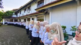 Keterangan Foto: Suasana para ASN Pemkab Banjarnegara,sedang laksanakan apel pagi sehabis libur Idul Fitri 1447 H sekaligus Hallal Bihalal di Halaman Kantor Bupati.(Dok.Kominfo)