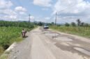 Foto: Kondisi jalan Pucung Bedug -Gumiwang saat ini nampak banyak lubang penuh air hujan.(Dok.Beritafakta.id)