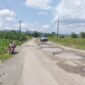 Foto: Kondisi jalan Pucung Bedug -Gumiwang saat ini nampak banyak lubang penuh air hujan.(Dok.Beritafakta.id)