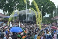 Photo: Ribuan warga Banjarnegara nampak di depan stage panggung perayaan 455 tahun Banjarnegara, untuk mengikuti tradisi ulang tahun nya yang sakral.(dok.Kominfo Bna)