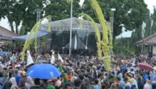 Photo: Ribuan warga Banjarnegara nampak di depan stage panggung perayaan 455 tahun Banjarnegara, untuk mengikuti tradisi ulang tahun nya yang sakral.(dok.Kominfo Bna)