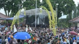 Photo: Ribuan warga Banjarnegara nampak di depan stage panggung perayaan 455 tahun Banjarnegara, untuk mengikuti tradisi ulang tahun nya yang sakral.(dok.Kominfo Bna)