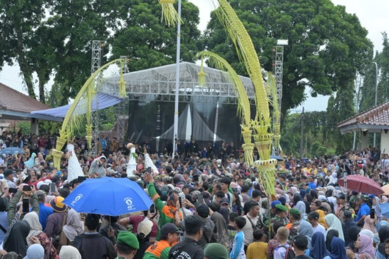 Photo: Ribuan warga Banjarnegara nampak di depan stage panggung perayaan 455 tahun Banjarnegara, untuk mengikuti tradisi ulang tahun nya yang sakral.(dok.Kominfo Bna)