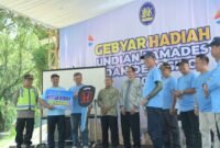 Riyanti Raih Mobil Honda Brio dalam Kemeriahan Gebyar Hadiah Undian BKK Mandiraja di Serulingmas

BANJARNEGARA- Suasana haru dan bahagia terpancar dari wajah Riyanti, seorang nasabah setia asal Desa Banjengan, Kecamatan Mandiraja, saat namanya diumumkan sebagai pemenang hadiah utama satu unit mobil Honda Brio Satya. 
Momen istimewa ini menjadi puncak acara Gebyar Hadiah Undian Tamades dan Deposito Tahun 2026 yang diselenggarakan oleh PT BPR BKK Mandiraja (Perseroda) di Taman Rekreasi Marga Satwa (TRMS) Serulingmas pada Minggu, 12 April 2026.
Kemeriahan acara sudah terasa sejak pagi hari, diawali dengan kegiatan jalan sehat yang diikuti secara antusias oleh jajaran direksi, karyawan, keluarga besar BPR BKK Mandiraja, hingga masyarakat luas. Selain hadiah utama berupa mobil, pihak bank juga memanjakan nasabahnya dengan beragam hadiah fantastis lainnya, mulai dari 16 unit sepeda motor, 16 unit TV LED, hingga puluhan perangkat elektronik seperti kulkas, mesin cuci, dan sepeda gunung.
Dalam laporannya, Plt Direktur Utama BPR BKK Mandiraja, Tri Ristanto Budiono SE, M.Si, mengungkapkan bahwa pertumbuhan bank menunjukkan tren yang sangat positif. Hingga Maret 2026, aset bank telah menyentuh angka Rp605 miliar, mengalami kenaikan signifikan sebesar Rp114 miliar dibandingkan tahun sebelumnya. 
Sementara itu, total tabungan masyarakat juga melonjak hingga Rp282 miliar. Tri Ristanto menekankan bahwa pemilihan Serulingmas sebagai lokasi acara bertujuan untuk memperkuat sinergi sesama Badan Usaha Milik Daerah (BUMD) sekaligus mendukung promosi pariwisata lokal Banjarnegara.
Dukungan penuh juga datang dari Pemerintah Kabupaten Banjarnegara. Pj Sekda Banjarnegara, Tursiman S.Sos, mengapresiasi peran besar BPR BKK Mandiraja dalam memutar roda ekonomi daerah. 
Menurutnya, dengan menabung di bank milik pemerintah, masyarakat secara tidak langsung turut membangun daerahnya sendiri karena keuntungan bank akan kembali ke kas daerah dalam bentuk dividen. Harapan senada disampaikan oleh Bupati Banjarnegara, dr. Amalia Desiana, yang menginginkan agar sinergi ini terus meningkatkan kesejahteraan masyarakat melalui inovasi layanan keuangan.
Menanggapi keamanan dana nasabah, Komisaris Utama PT BPR BKK Jateng, Masrofi, meyakinkan masyarakat untuk tidak ragu menyimpan uang mereka di BKK Mandiraja. Ia menegaskan bahwa selain dikelola secara profesional oleh pemerintah provinsi dan kabupaten, seluruh dana nasabah telah dijamin sepenuhnya oleh Lembaga Penjamin Simpanan (LPS). 
Proses pengundian pun dilakukan secara transparan dengan pengawasan ketat dari notaris, kepolisian, dan Dinas Sosial, memastikan seluruh rangkaian acara berjalan adil hingga penutupan yang diwarnai dengan pembagian puluhan doorprize bagi peserta jalan sehat.(BS)


Riyanti nasabah dari Desa Banjengan Mandiraja mendapat hadiah utama Mobil Brio Satya pada Gebyar Hadiah Undian Tamades BPR BKK Mandiraja . Hadiah di berikan oleh Komisaris Utama BPR BKK Jawa Tengah (Perseroda) diterima kepala kantor cabang Mandiraja
(foto/doc)