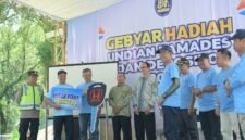 Riyanti Raih Mobil Honda Brio dalam Kemeriahan Gebyar Hadiah Undian BKK Mandiraja di Serulingmas
BANJARNEGARA- Suasana haru dan bahagia terpancar dari wajah Riyanti, seorang nasabah setia asal Desa Banjengan, Kecamatan Mandiraja, saat namanya diumumkan sebagai pemenang hadiah utama satu unit mobil Honda Brio Satya.
Momen istimewa ini menjadi puncak acara Gebyar Hadiah Undian Tamades dan Deposito Tahun 2026 yang diselenggarakan oleh PT BPR BKK Mandiraja (Perseroda) di Taman Rekreasi Marga Satwa (TRMS) Serulingmas pada Minggu, 12 April 2026.
Kemeriahan acara sudah terasa sejak pagi hari, diawali dengan kegiatan jalan sehat yang diikuti secara antusias oleh jajaran direksi, karyawan, keluarga besar BPR BKK Mandiraja, hingga masyarakat luas. Selain hadiah utama berupa mobil, pihak bank juga memanjakan nasabahnya dengan beragam hadiah fantastis lainnya, mulai dari 16 unit sepeda motor, 16 unit TV LED, hingga puluhan perangkat elektronik seperti kulkas, mesin cuci, dan sepeda gunung.
Dalam laporannya, Plt Direktur Utama BPR BKK Mandiraja, Tri Ristanto Budiono SE, M.Si, mengungkapkan bahwa pertumbuhan bank menunjukkan tren yang sangat positif. Hingga Maret 2026, aset bank telah menyentuh angka Rp605 miliar, mengalami kenaikan signifikan sebesar Rp114 miliar dibandingkan tahun sebelumnya.
Sementara itu, total tabungan masyarakat juga melonjak hingga Rp282 miliar. Tri Ristanto menekankan bahwa pemilihan Serulingmas sebagai lokasi acara bertujuan untuk memperkuat sinergi sesama Badan Usaha Milik Daerah (BUMD) sekaligus mendukung promosi pariwisata lokal Banjarnegara.
Dukungan penuh juga datang dari Pemerintah Kabupaten Banjarnegara. Pj Sekda Banjarnegara, Tursiman S.Sos, mengapresiasi peran besar BPR BKK Mandiraja dalam memutar roda ekonomi daerah.
Menurutnya, dengan menabung di bank milik pemerintah, masyarakat secara tidak langsung turut membangun daerahnya sendiri karena keuntungan bank akan kembali ke kas daerah dalam bentuk dividen. Harapan senada disampaikan oleh Bupati Banjarnegara, dr. Amalia Desiana, yang menginginkan agar sinergi ini terus meningkatkan kesejahteraan masyarakat melalui inovasi layanan keuangan.
Menanggapi keamanan dana nasabah, Komisaris Utama PT BPR BKK Jateng, Masrofi, meyakinkan masyarakat untuk tidak ragu menyimpan uang mereka di BKK Mandiraja. Ia menegaskan bahwa selain dikelola secara profesional oleh pemerintah provinsi dan kabupaten, seluruh dana nasabah telah dijamin sepenuhnya oleh Lembaga Penjamin Simpanan (LPS).
Proses pengundian pun dilakukan secara transparan dengan pengawasan ketat dari notaris, kepolisian, dan Dinas Sosial, memastikan seluruh rangkaian acara berjalan adil hingga penutupan yang diwarnai dengan pembagian puluhan doorprize bagi peserta jalan sehat.(BS)
Riyanti nasabah dari Desa Banjengan Mandiraja mendapat hadiah utama Mobil Brio Satya pada Gebyar Hadiah Undian Tamades BPR BKK Mandiraja . Hadiah di berikan oleh Komisaris Utama BPR BKK Jawa Tengah (Perseroda) diterima kepala kantor cabang Mandiraja
(foto/doc)