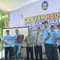 Riyanti Raih Mobil Honda Brio dalam Kemeriahan Gebyar Hadiah Undian BKK Mandiraja di SerulingmasBANJARNEGARA- Suasana haru dan bahagia terpancar dari wajah Riyanti, seorang nasabah setia asal Desa Banjengan, Kecamatan Mandiraja, saat namanya diumumkan sebagai pemenang hadiah utama satu unit mobil Honda Brio Satya.
Momen istimewa ini menjadi puncak acara Gebyar Hadiah Undian Tamades dan Deposito Tahun 2026 yang diselenggarakan oleh PT BPR BKK Mandiraja (Perseroda) di Taman Rekreasi Marga Satwa (TRMS) Serulingmas pada Minggu, 12 April 2026.
Kemeriahan acara sudah terasa sejak pagi hari, diawali dengan kegiatan jalan sehat yang diikuti secara antusias oleh jajaran direksi, karyawan, keluarga besar BPR BKK Mandiraja, hingga masyarakat luas. Selain hadiah utama berupa mobil, pihak bank juga memanjakan nasabahnya dengan beragam hadiah fantastis lainnya, mulai dari 16 unit sepeda motor, 16 unit TV LED, hingga puluhan perangkat elektronik seperti kulkas, mesin cuci, dan sepeda gunung.
Dalam laporannya, Plt Direktur Utama BPR BKK Mandiraja, Tri Ristanto Budiono SE, M.Si, mengungkapkan bahwa pertumbuhan bank menunjukkan tren yang sangat positif. Hingga Maret 2026, aset bank telah menyentuh angka Rp605 miliar, mengalami kenaikan signifikan sebesar Rp114 miliar dibandingkan tahun sebelumnya.
Sementara itu, total tabungan masyarakat juga melonjak hingga Rp282 miliar. Tri Ristanto menekankan bahwa pemilihan Serulingmas sebagai lokasi acara bertujuan untuk memperkuat sinergi sesama Badan Usaha Milik Daerah (BUMD) sekaligus mendukung promosi pariwisata lokal Banjarnegara.
Dukungan penuh juga datang dari Pemerintah Kabupaten Banjarnegara. Pj Sekda Banjarnegara, Tursiman S.Sos, mengapresiasi peran besar BPR BKK Mandiraja dalam memutar roda ekonomi daerah.
Menurutnya, dengan menabung di bank milik pemerintah, masyarakat secara tidak langsung turut membangun daerahnya sendiri karena keuntungan bank akan kembali ke kas daerah dalam bentuk dividen. Harapan senada disampaikan oleh Bupati Banjarnegara, dr. Amalia Desiana, yang menginginkan agar sinergi ini terus meningkatkan kesejahteraan masyarakat melalui inovasi layanan keuangan.
Menanggapi keamanan dana nasabah, Komisaris Utama PT BPR BKK Jateng, Masrofi, meyakinkan masyarakat untuk tidak ragu menyimpan uang mereka di BKK Mandiraja. Ia menegaskan bahwa selain dikelola secara profesional oleh pemerintah provinsi dan kabupaten, seluruh dana nasabah telah dijamin sepenuhnya oleh Lembaga Penjamin Simpanan (LPS).
Proses pengundian pun dilakukan secara transparan dengan pengawasan ketat dari notaris, kepolisian, dan Dinas Sosial, memastikan seluruh rangkaian acara berjalan adil hingga penutupan yang diwarnai dengan pembagian puluhan doorprize bagi peserta jalan sehat.(BS)Riyanti nasabah dari Desa Banjengan Mandiraja mendapat hadiah utama Mobil Brio Satya pada Gebyar Hadiah Undian Tamades BPR BKK Mandiraja . Hadiah di berikan oleh Komisaris Utama BPR BKK Jawa Tengah (Perseroda) diterima kepala kantor cabang Mandiraja
(foto/doc)