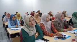 Photo: Para calon pengurus KDMP saat menyimak pemaparan dari Narasumber tentang pengetahuan Koperasi dari Disperindag Koperasi&UMKM Banjarnegara di Gedung Plut.(Dok.Kominfo Bna/Beritafakta.id)