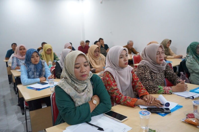 Photo: Para calon pengurus KDMP saat menyimak pemaparan dari Narasumber tentang pengetahuan Koperasi dari Disperindag Koperasi&UMKM Banjarnegara di Gedung Plut.(Dok.Kominfo Bna/Beritafakta.id)