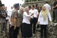 Bupati Amalia Desiana saat melakukan peninjauan ke lokasi bendungan irigasi clangap yang sudah lama mengalami kerusakan, nampak Para Kepala Desa dari dua Kecamatan terdampak yaitu Banjarmangu dan Wanadadi   mendampinginya.(Dok.Kominfo Bna/Berita Fakta.id)