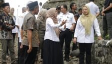 Bupati Amalia Desiana saat melakukan peninjauan ke lokasi bendungan irigasi clangap yang sudah lama mengalami kerusakan, nampak Para Kepala Desa dari dua Kecamatan terdampak yaitu Banjarmangu dan Wanadadi mendampinginya.(Dok.Kominfo Bna/Berita Fakta.id)