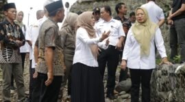 Bupati Amalia Desiana saat melakukan peninjauan ke lokasi bendungan irigasi clangap yang sudah lama mengalami kerusakan, nampak Para Kepala Desa dari dua Kecamatan terdampak yaitu Banjarmangu dan Wanadadi   mendampinginya.(Dok.Kominfo Bna/Berita Fakta.id)