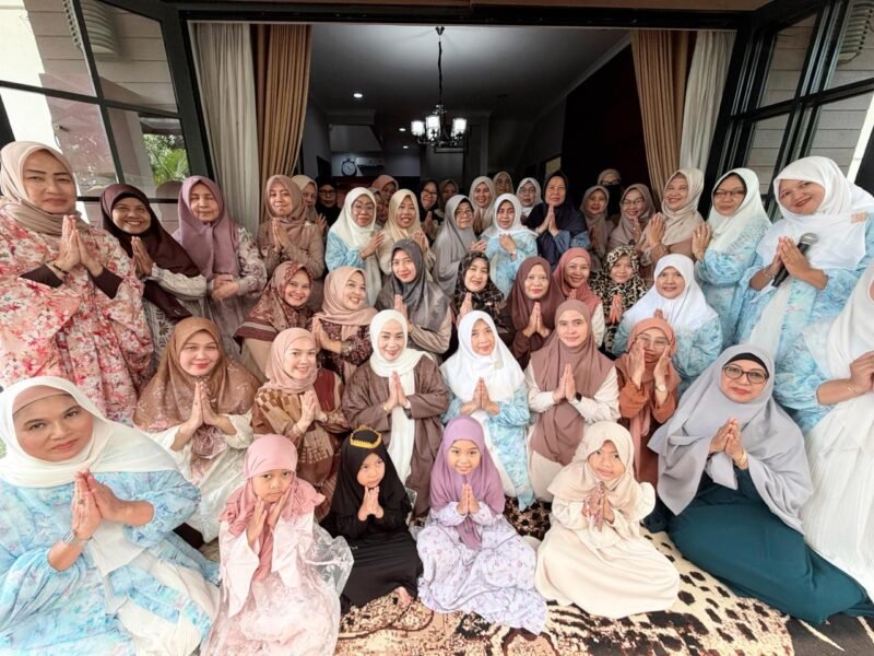 Muslimah Victoria Park berfoto bersama setelah acara Halalbihalal
(Dok: Eko Sulistyorini)
