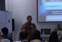 Photo: Pelatihan Kompetensi untuk pengurus KDMP se- Banjarnegara, sesi pengarahan oleh Aditya Agus Satria, Kadis BPPKAD Banjarnegara.(Dok.Kominfo Bna/BeritaFakta.id)