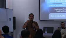 Photo: Pelatihan Kompetensi untuk pengurus KDMP se- Banjarnegara, sesi pengarahan oleh Aditya Agus Satria, Kadis BPPKAD Banjarnegara.(Dok.Kominfo Bna/BeritaFakta.id)