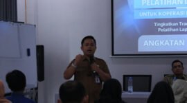 Photo: Pelatihan Kompetensi untuk pengurus KDMP se- Banjarnegara, sesi pengarahan oleh Aditya Agus Satria, Kadis BPPKAD Banjarnegara.(Dok.Kominfo Bna/BeritaFakta.id)