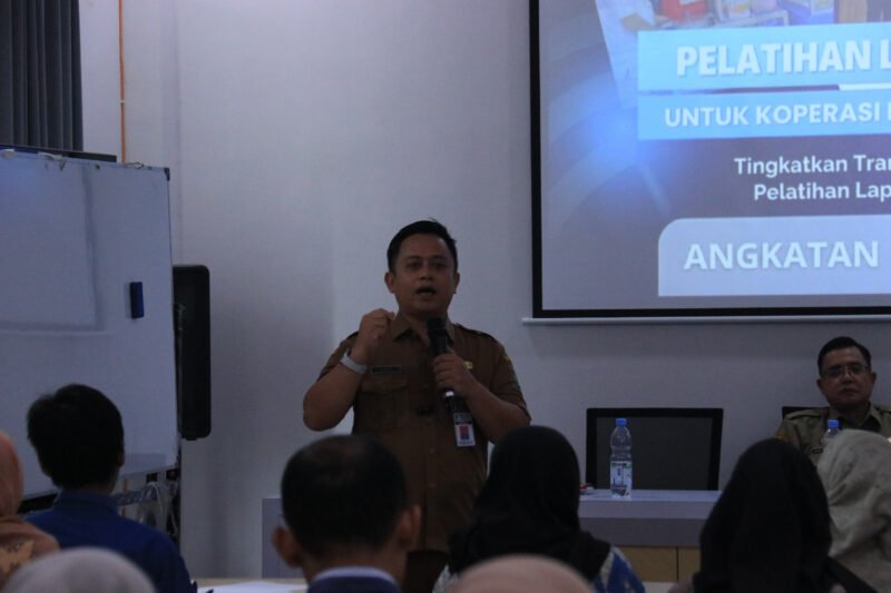 Photo: Pelatihan Kompetensi untuk pengurus KDMP se- Banjarnegara, sesi pengarahan oleh Aditya Agus Satria, Kadis BPPKAD Banjarnegara.(Dok.Kominfo Bna/BeritaFakta.id)