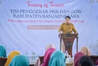 Wakil Bupati Banjarnegara Wahid Jumali, Lc saat menyampai kan pesan pesan serta motivasi di acara Pringatan hari kartini bersama OJK Purwokerto untuk Para penggerak PKK Kabupaten Banjarnegara.(Dok.Kominfo Bna/Berita Fakta.id)