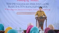Wakil Bupati Banjarnegara Wahid Jumali, Lc saat menyampai kan pesan pesan serta motivasi di acara Pringatan hari kartini bersama OJK Purwokerto untuk Para penggerak PKK Kabupaten Banjarnegara.(Dok.Kominfo Bna/Berita Fakta.id)